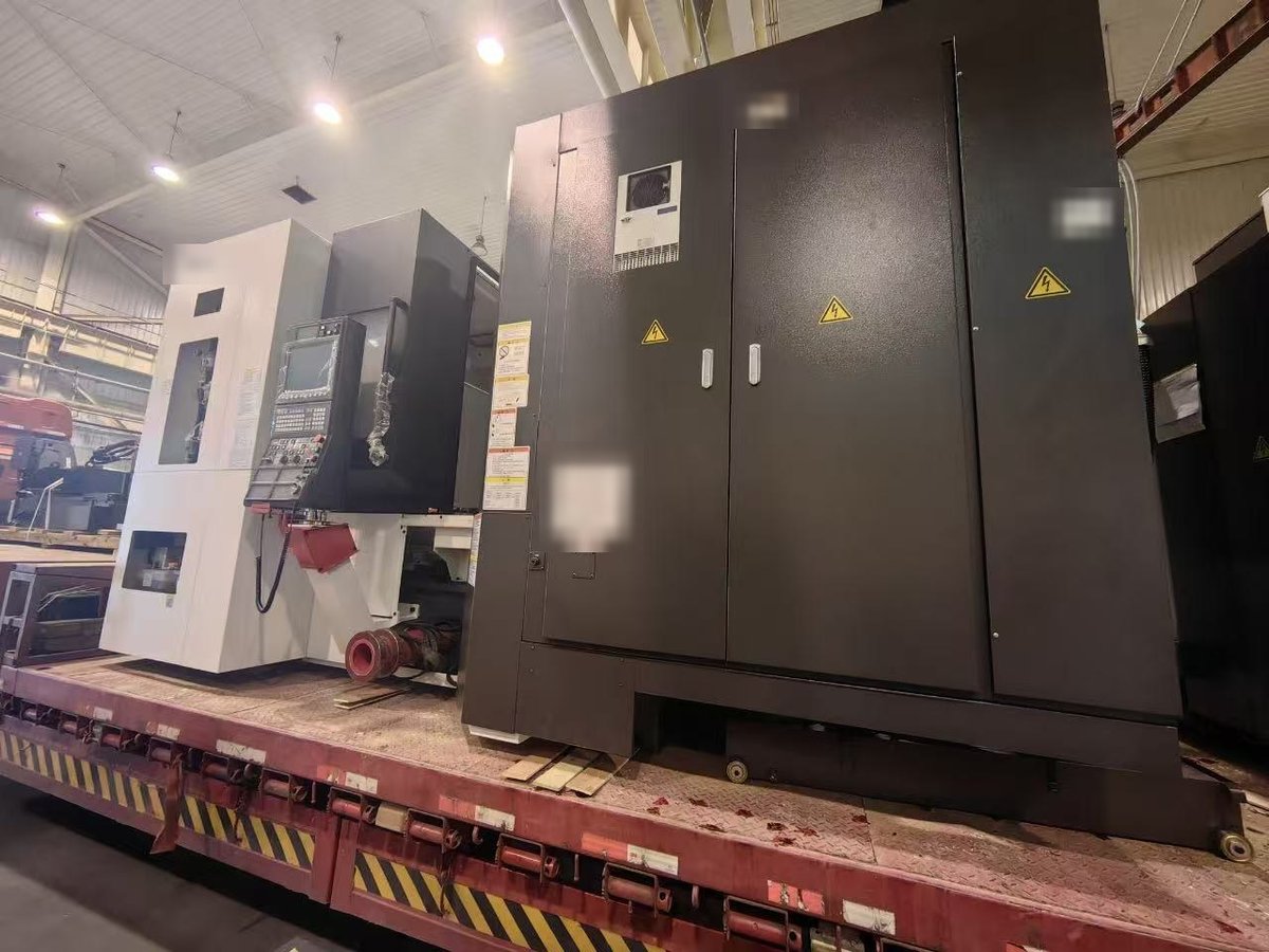 工作機械をトラックの荷台に積み込み、木材で支持した状態